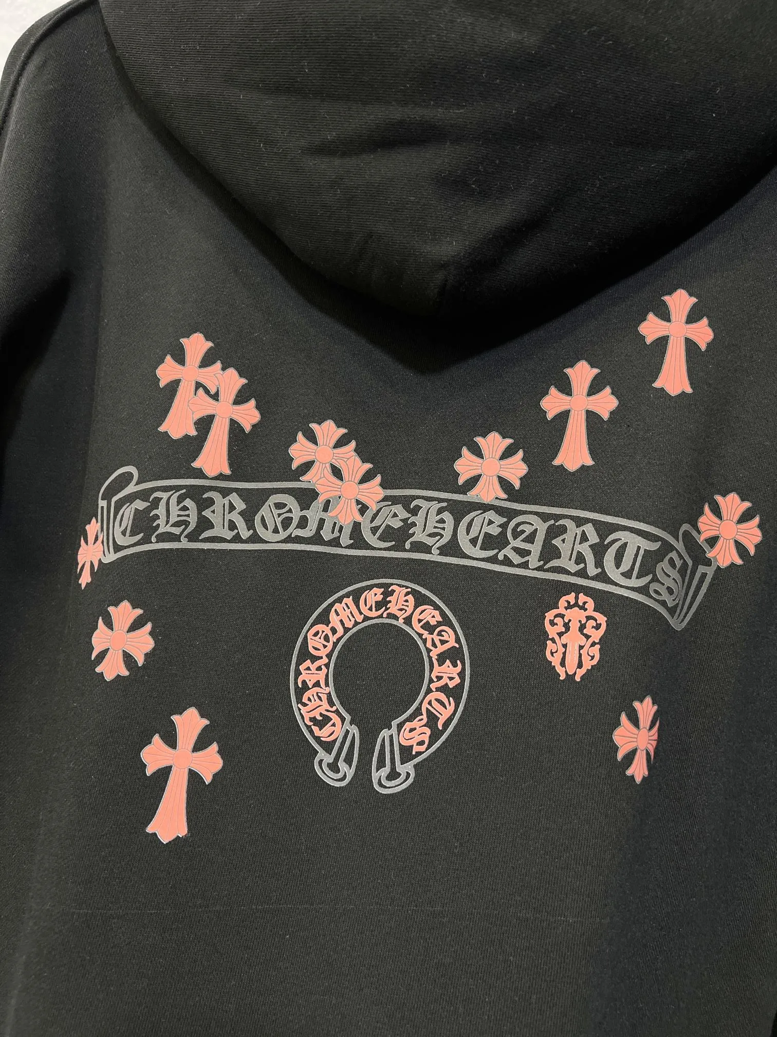 （ In Stock， ） Cemetery Cross（ ） ， ， Classic Horseshoe + Chrome Hearts ， Red Cemetery Cross Horseshoe Embroidered Hoodie（Red ）。 ：Black White Sizes：S-3XL